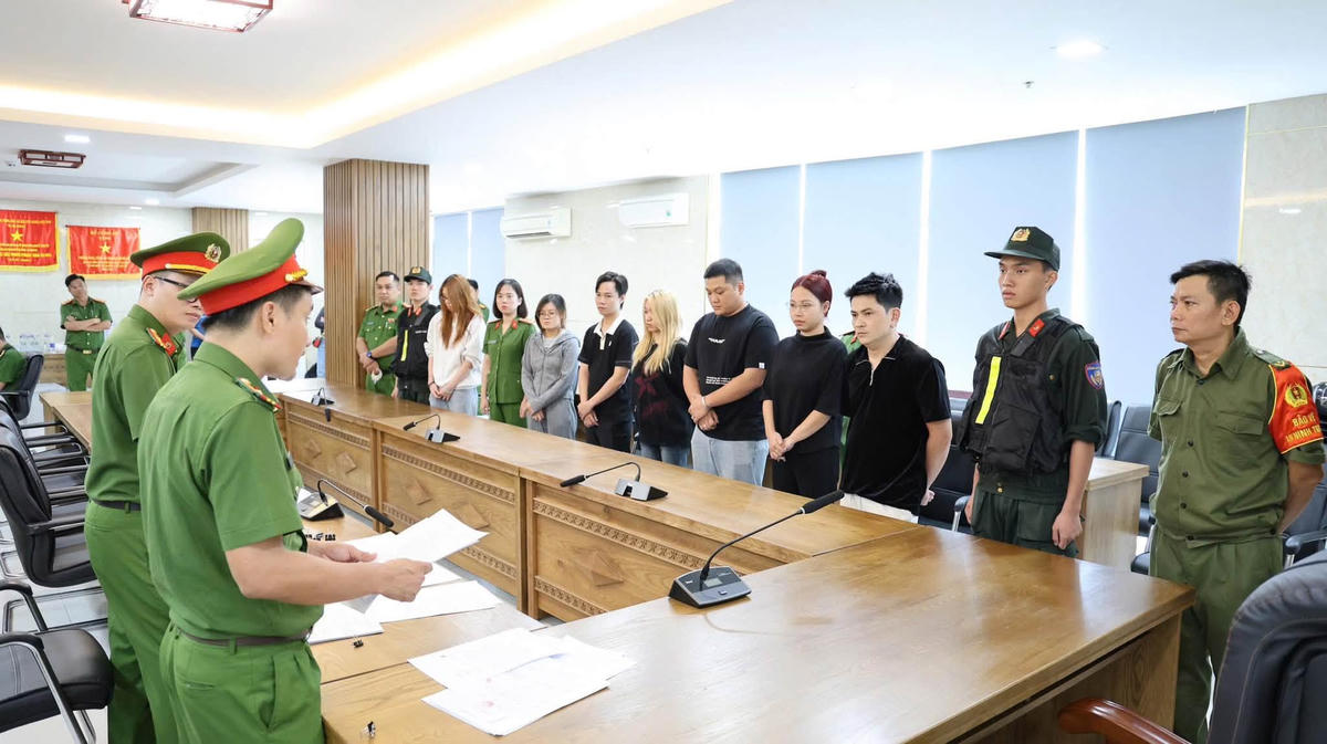 Lực lượng Công an TP Đà Nẵng đọc quyết định bắt các đối tượng để điều tra về tội “Buôn bán hàng cấm”. Ảnh: CA Đà Nẵng.