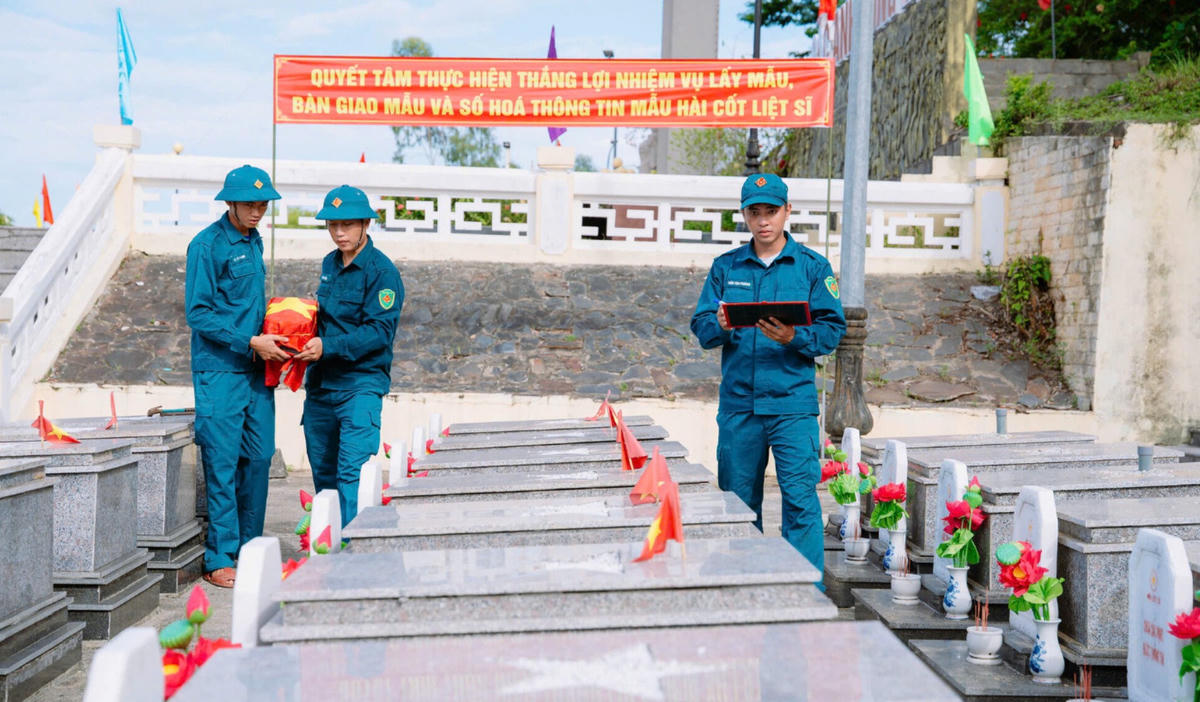 Thanh niên xã Hòa Vang tham gia lấy mẫu liệt sĩ. Ảnh: ĐVCC.