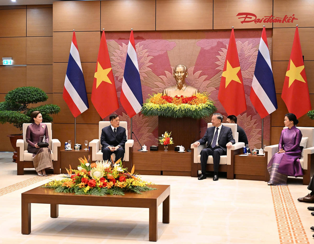 Tổng Bí thư, Chủ tịch nước Tô Lâm và Phu nhân cùng Nhà vua Thái Lan Maha Vajiralongkorn Phra Vajiraklaochaoyuhua và Hoàng hậu tại lễ đón. Ảnh: Quang Vinh