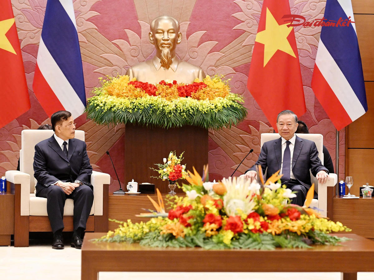 Tổng Bí thư, Chủ tịch nước Tô Lâm cùng Nhà vua Thái Lan Maha Vajiralongkorn Phra Vajiraklaochaoyuhua tại lễ đón. Ảnh: Quang Vinh