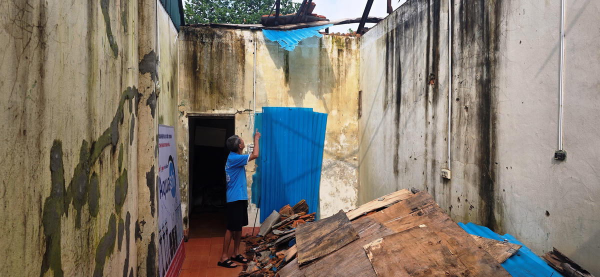 Nhiều hộ phải chuyển đi vì căn nhà đã bị sập mái, tường nứt gãy, không thể ở thêm.