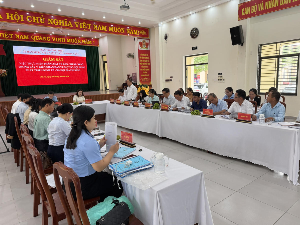 Ban Thường trực Mặt trận TP Đà Nẵng tổ chức đoàn giám sát tại xã Bà Nà. Ảnh: Nguyễn Tú.