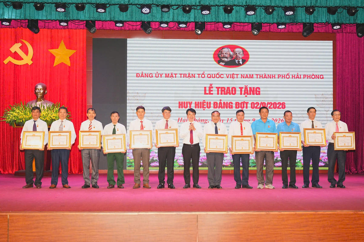 Ông Nguyễn Đức Tuấn, Phó Bí thư Đảng uỷ, Phó Chủ tịch Thường trực Ủy ban MTTQ Việt Nam TP Hải Phòng trao tặng Huy hiệu 35 năm tuổi Đảng cho 12 cán bộ, đảng viên trong Đảng bộ. Ảnh: ĐT.