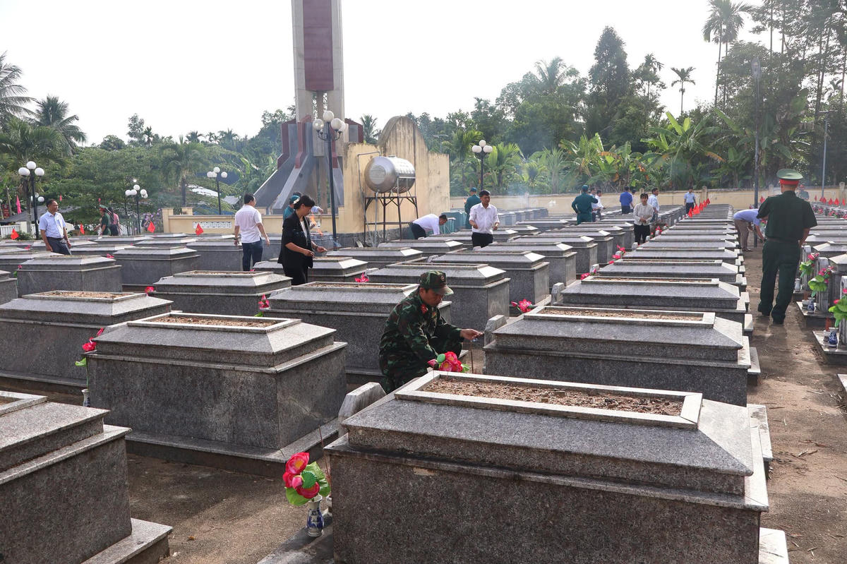Lãnh đạo xã Thạnh Bình cùng đoàn viên, thanh niên thắp hương các mộ liệt sĩ. Ảnh: ĐVCC.