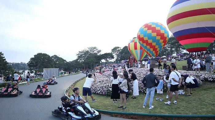 Du khách đến tham quan các lễ hội tại Đa Lạt, Lâm Đồng.