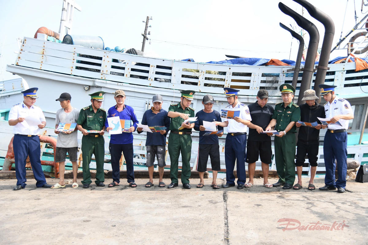 Cảnh sát biển và Bộ đội Biên phòng phối hợp tuyên truyền IUU