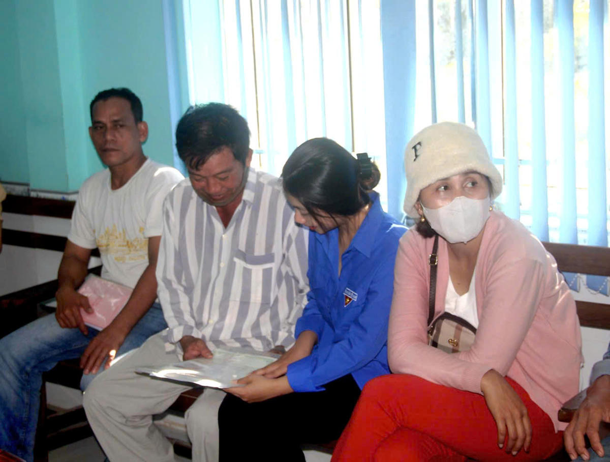 Các bạn đoàn viên, thanh niên hỗ trợ người dân thực hiện thủ tục hành chính tại Trung tâm hành chính công xã Hưng Hội, tỉnh Cà Mau. Ảnh: Nguyên Du