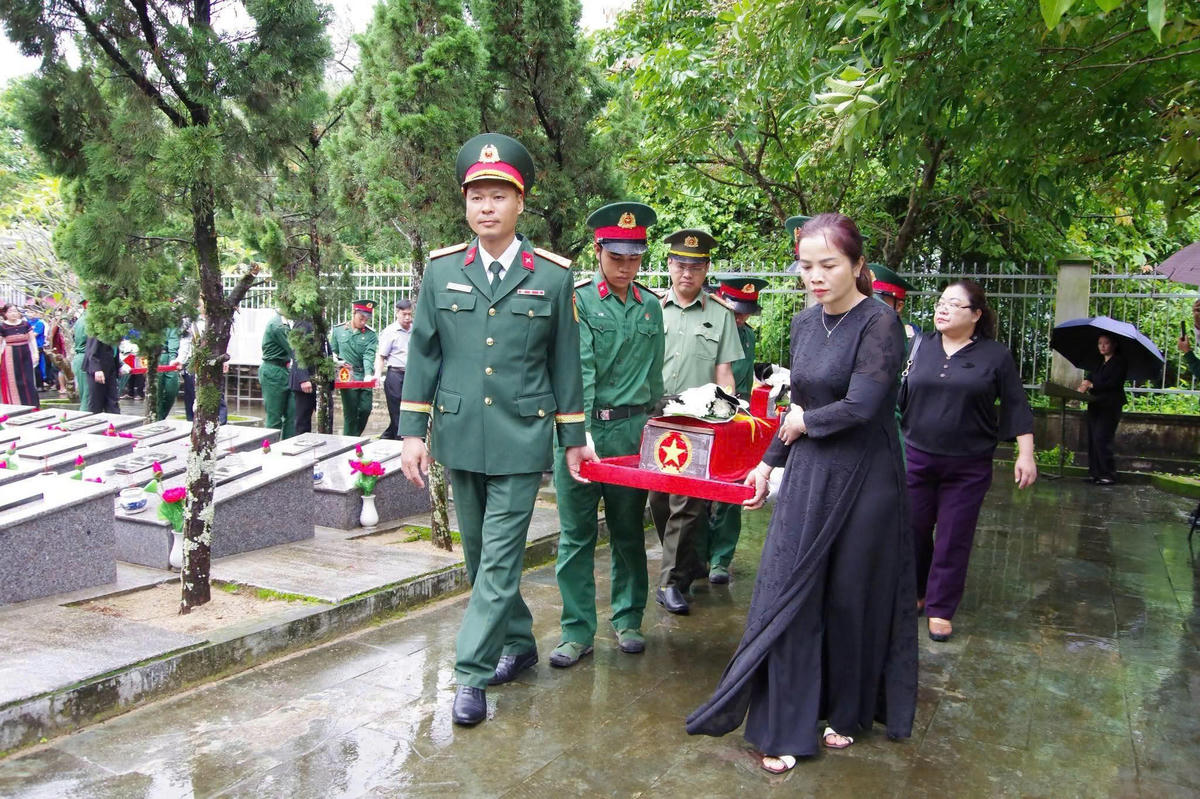 Tỉnh Quảng Ngãi làm lễ viếng, truy điệu và an táng hài cốt liệt sĩ. Ảnh: BT.