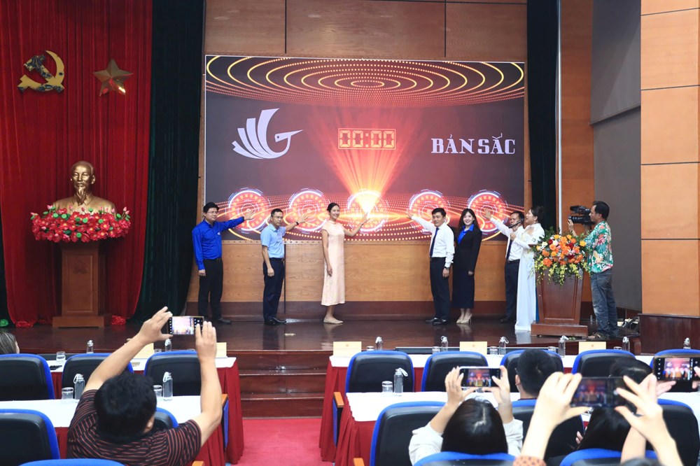 Ban tổ chức thực hiện nghi lễ phát động cuộc thi (ảnh Trần Huấn)