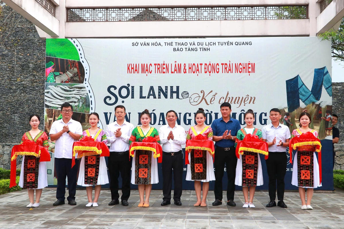 Các đại biểu thực hiện nghi thức khai mạc triển lãm “Sợi lanh kể chuyện văn hóa người Mông”.