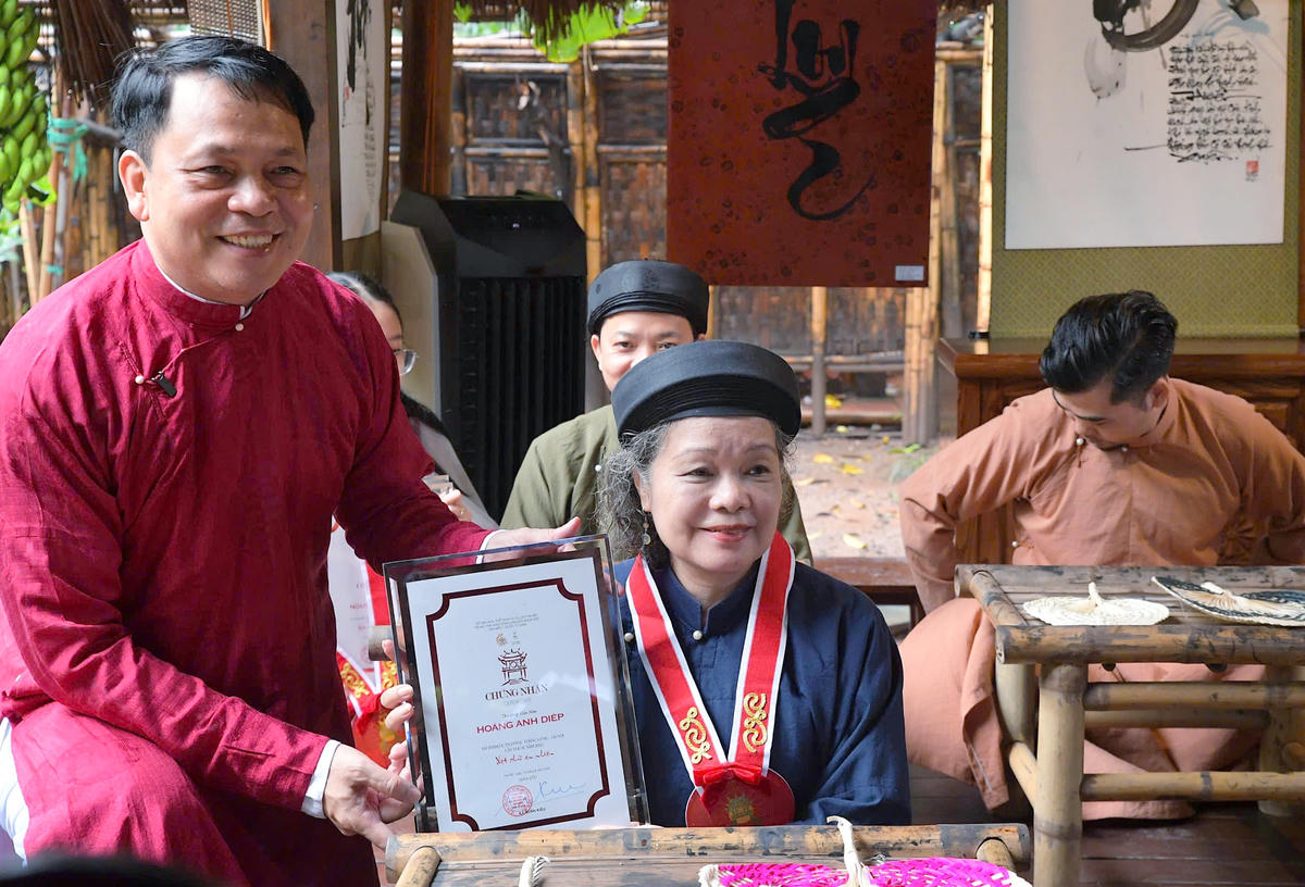 TS. Lê Xuân Kiêu trao chứng nhận cho những người thực hành thư pháp.