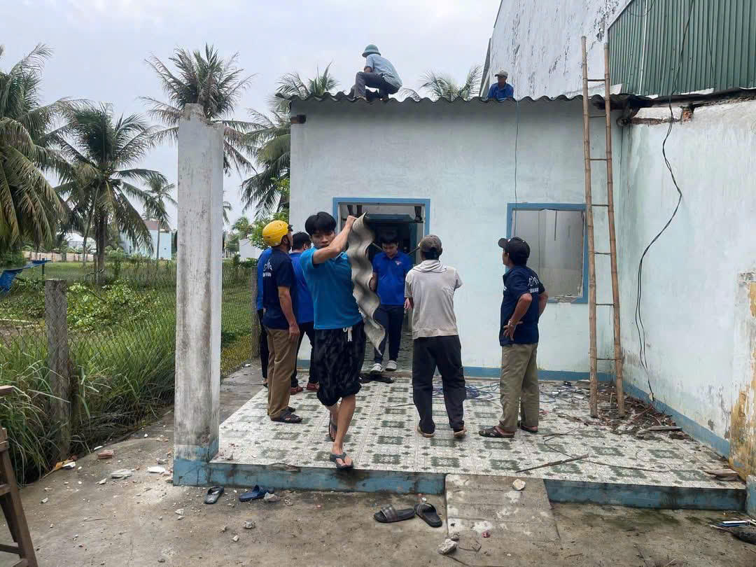 Mặt trận phường cùng các hội đoàn thể chung tay sửa chữa nhà cho gia đình ông Nguyễn Đức Tân, hộ cận nghèo ở tổ dân phố Công Thạnh. Ảnh: ĐS.