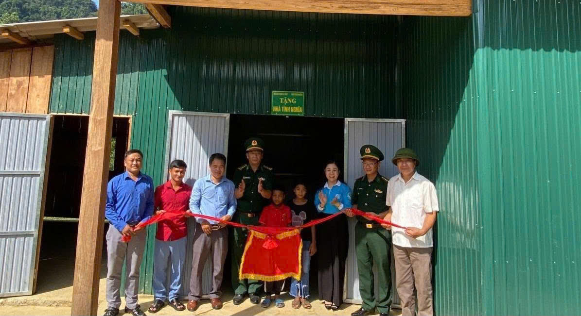 Cán bộ Đồn Biên phòng Cà Xèng, Bộ đội Biên phòng tỉnh Quảng Trị khánh thành, bàn giao nhà Tình nghĩa cho hai cháu có hoàn cảnh khó khăn trên địa bàn. Ảnh: Huy Thắng