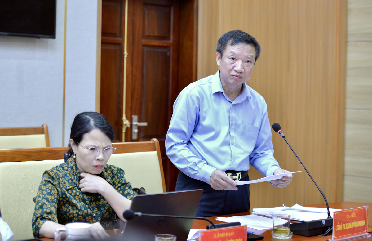 Đại diện Sở Nội vụ thông tin khái quát về dự thảo Nghị quyết. Ảnh: Ngọc Anh.
