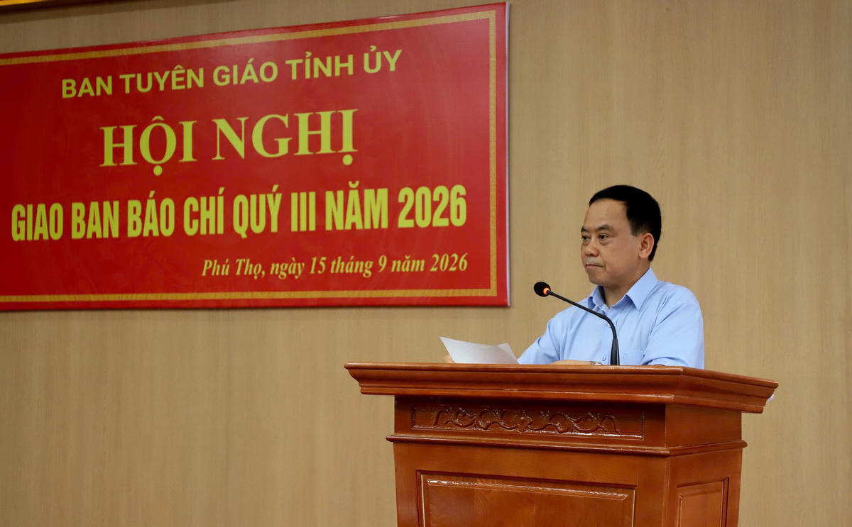 Đại diện Bộ Chỉ huy Quân sự tỉnh Phú Thọ thông tin về Chiến dịch 500 ngày đêm tìm kiếm, quy tập và xác minh danh tính liệt sĩ. Ảnh: Tùng Duy.