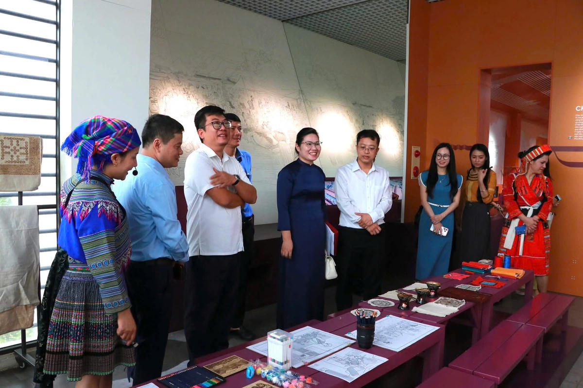 Đông đảo du khách tham gia hoạt động trải nghiệm, khám phá các giá trị văn hóa được giới thiệu tại triển lãm.