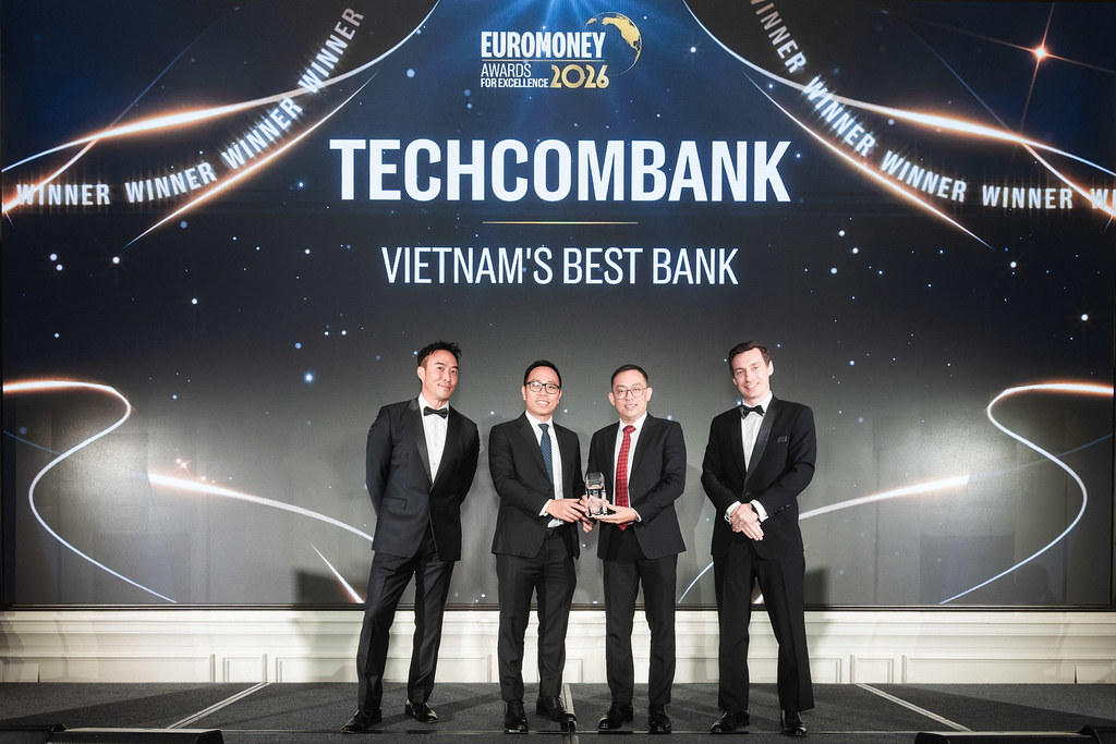 Ông Nguyễn Anh Tuấn, Phó Tổng Giám đốc, Giám đốc Khối Ngân hàng Bán lẻ và Ngân hàng Cao cấp Techcombank cùng cộng sự nhận giải tại lễ trao giải diễn ra ở Singapore vào tối ngày 10/9. Ảnh: Euromoney.