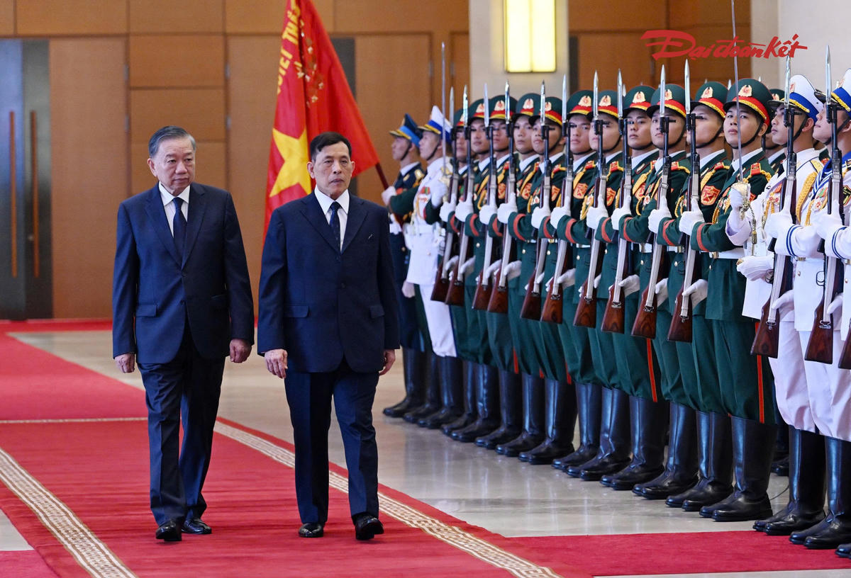 Tổng Bí thư, Chủ tịch nước Tô Lâm và Nhà vua Thái Lan Maha Vajiralongkorn Phra Vajiraklaochaoyuhua duyệt Đội danh dự Quân đội Nhân dân Việt Nam. Ảnh: Quang Vinh