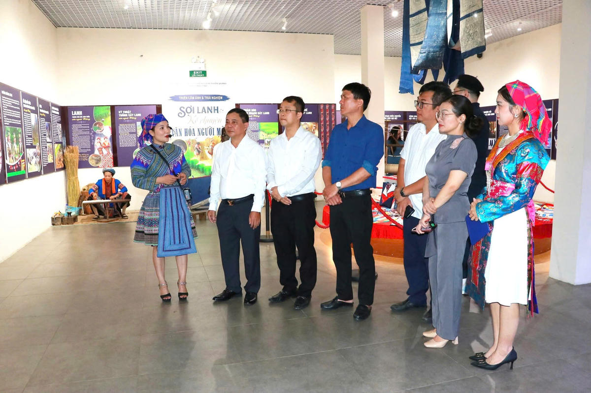 Đại biểu tham quan không gian trưng bày, tìm hiểu quy trình trồng, chế biến và dệt vải lanh truyền thống của người Mông.