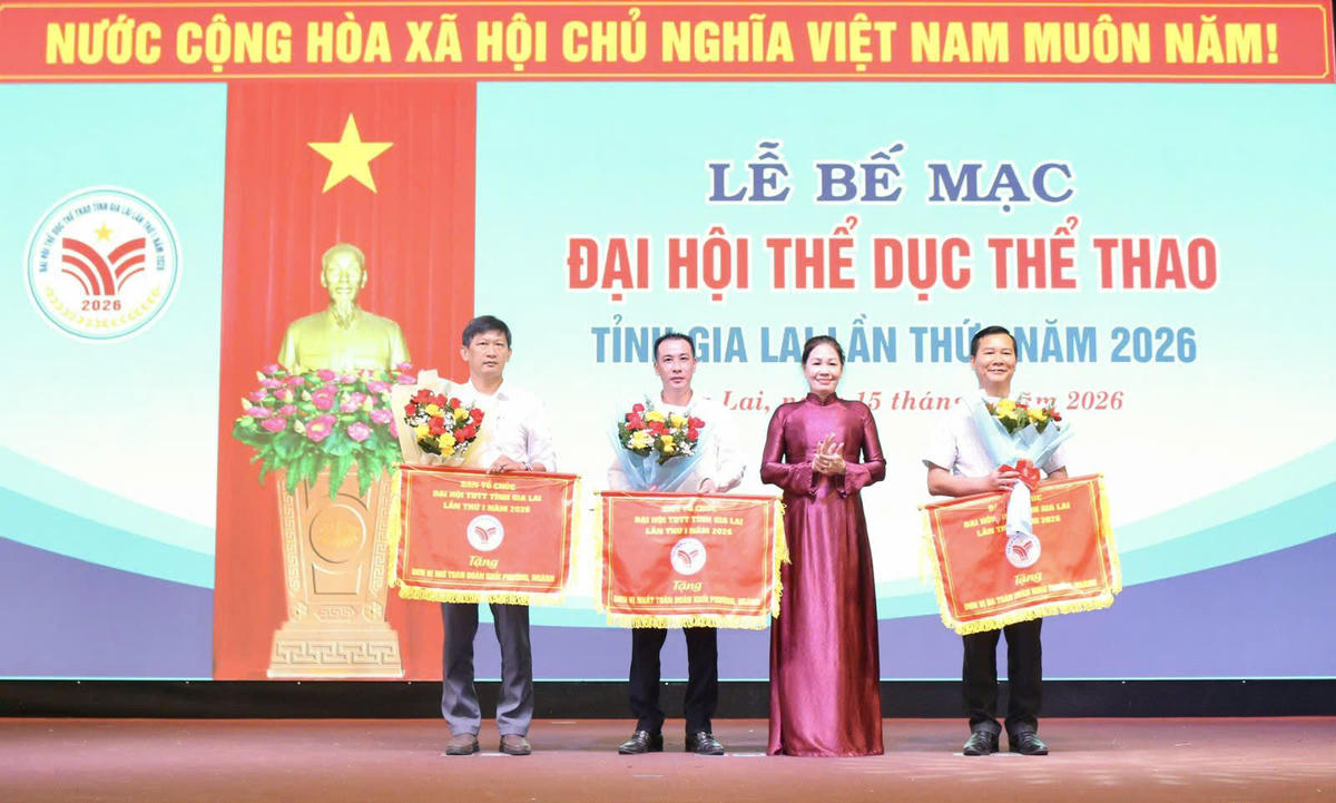 Trao thưởng cho các đơn vị khối phường, ngành đoạt thành tích cao tại Đại hội TDTT tỉnh Gia Lai lần thứ I năm 2026. Ảnh: ĐS.