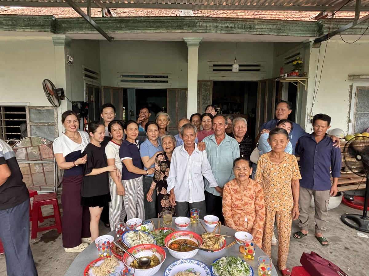 Ông Dụng bên gia đình sau 52 năm thất lạc. Ảnh: Công an tỉnh Phú Thọ.
