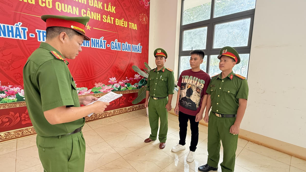 Lực lượng Công an tống đạt quyết định khởi tố bị can, bắt tạm giam Trần Xuân Hòa. Ảnh: SĐ.