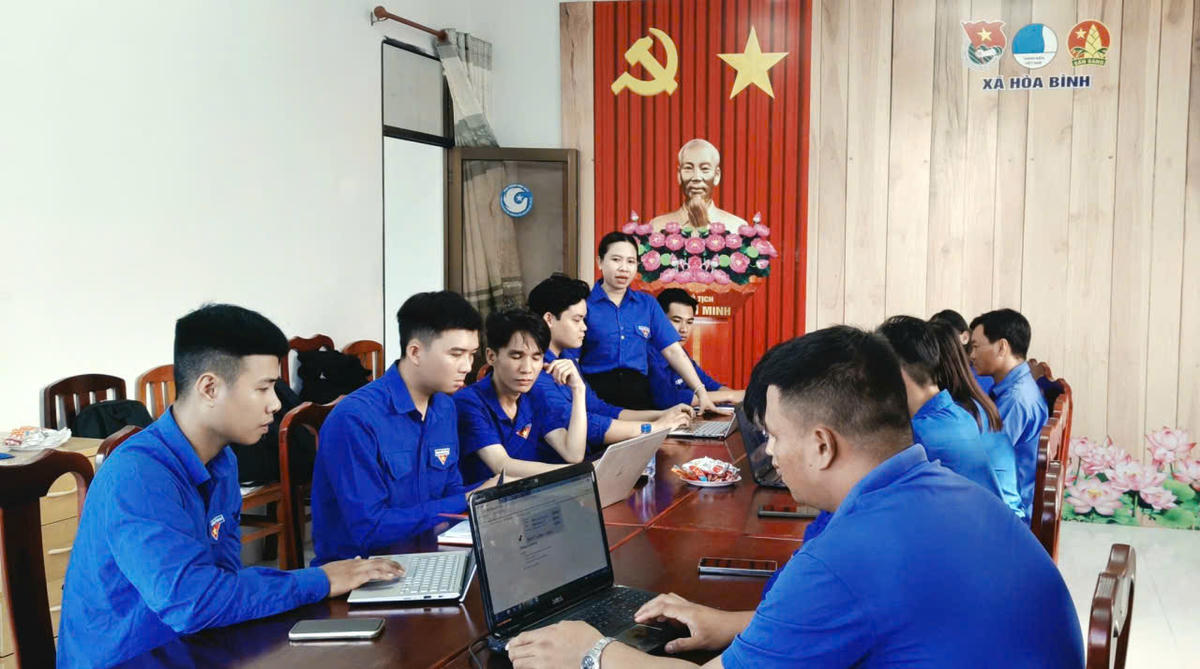 Phó chủ tịch Ủy ban MTTQ, Bí thư Xã đoàn Hòa Bình Võ Thị Ngọc Hân hướng dẫn Bí thư Chi đoàn các ấp soạn thảo văn bản, báo cáo