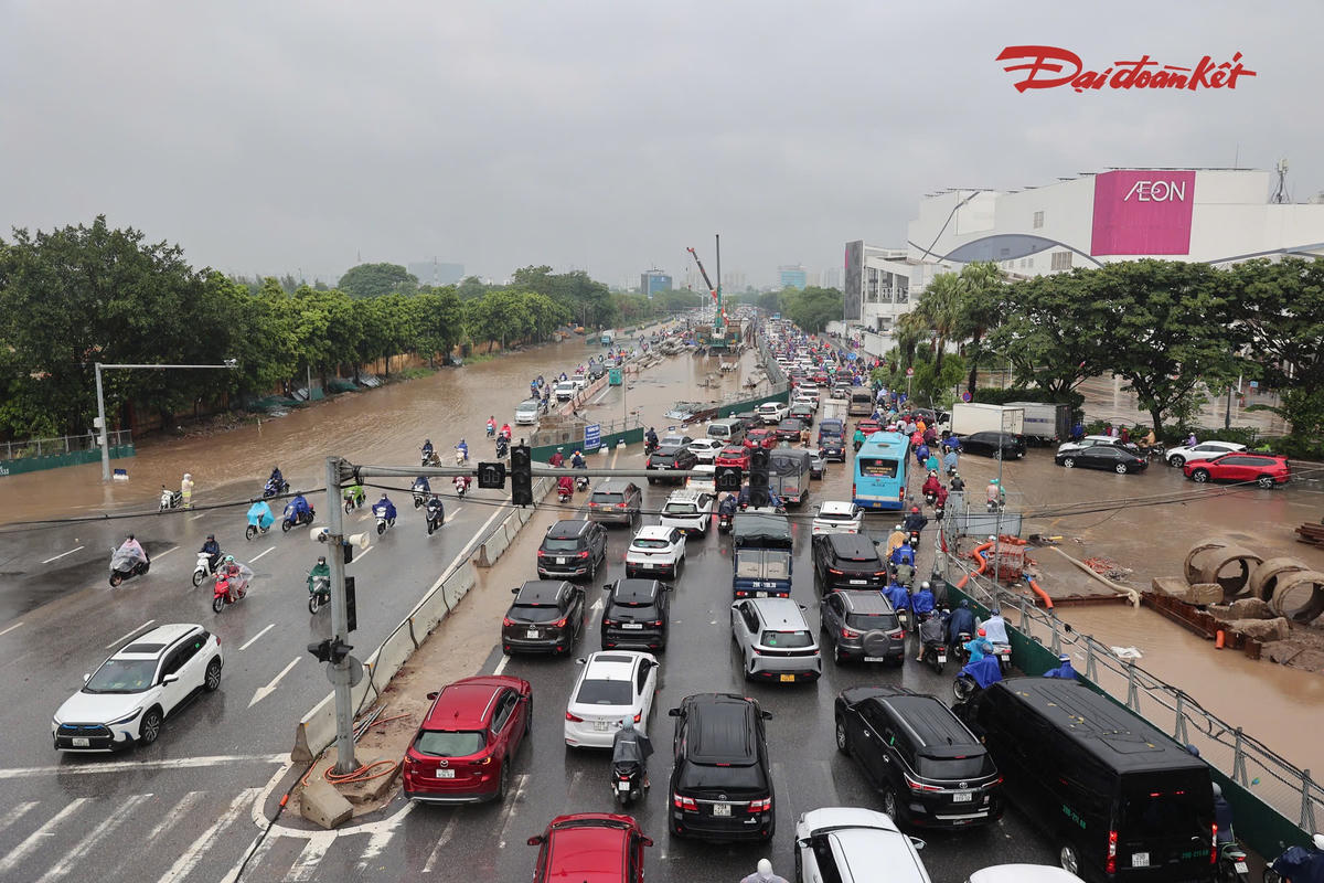 Mưa lớn tiếp diễn tại Hà Nội tối 15/9, lực lượng thoát nước duy trì ứng trực, vận hành các trạm bơm để chủ động tiêu thoát nước.