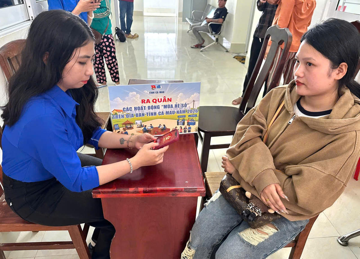 Đoàn viên, thanh niên hướng dẫn người dân cài đặt, sử dụng VNeID. Ảnh: Nguyên Du