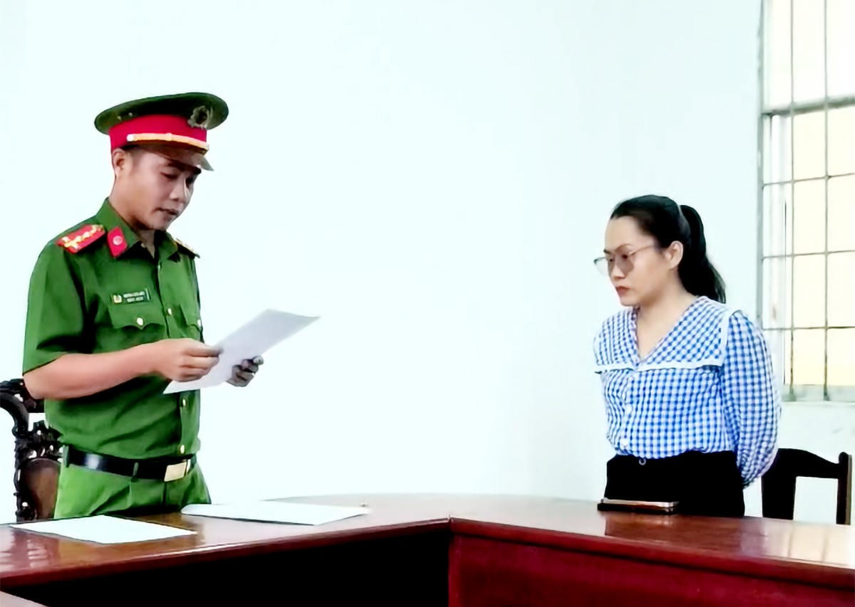 Cơ quan CSĐT tống đạt các quyết định và lệnh cấm đi khỏi nơi cư trú đối với Phan Võ Kiều Trúc Linh. Ảnh: Tiến Tấm