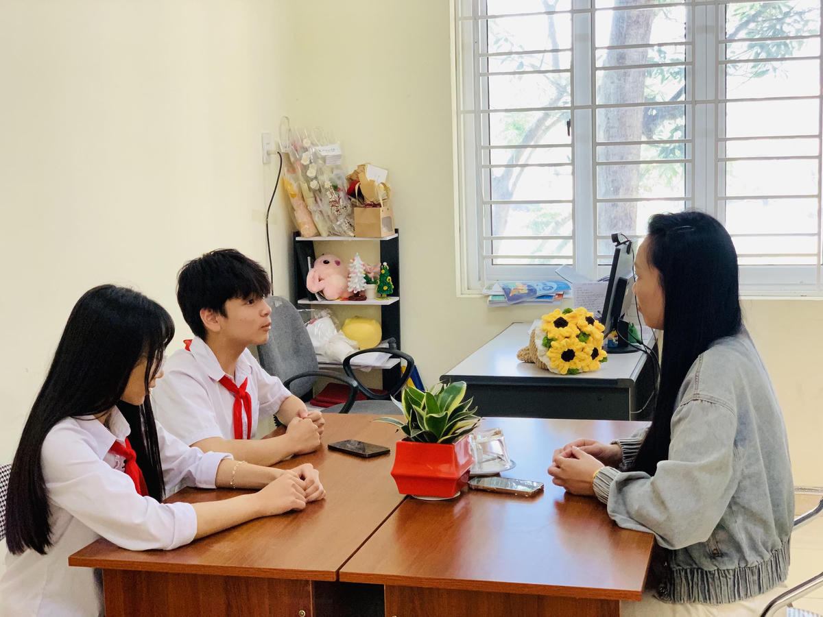 Tư vấn tâm lý học đường giúp học sinh nhận diện cảm xúc, tháo gỡ khó khăn và rèn luyện kỹ năng ứng xử. Ảnh: T.L.