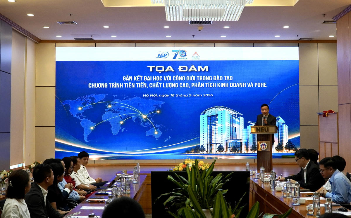 PGS.TS Bùi Huy Nhượng - Phó Giám đốc Đại học Kinh tế Quốc dân phát biểu tại toạ đàm.