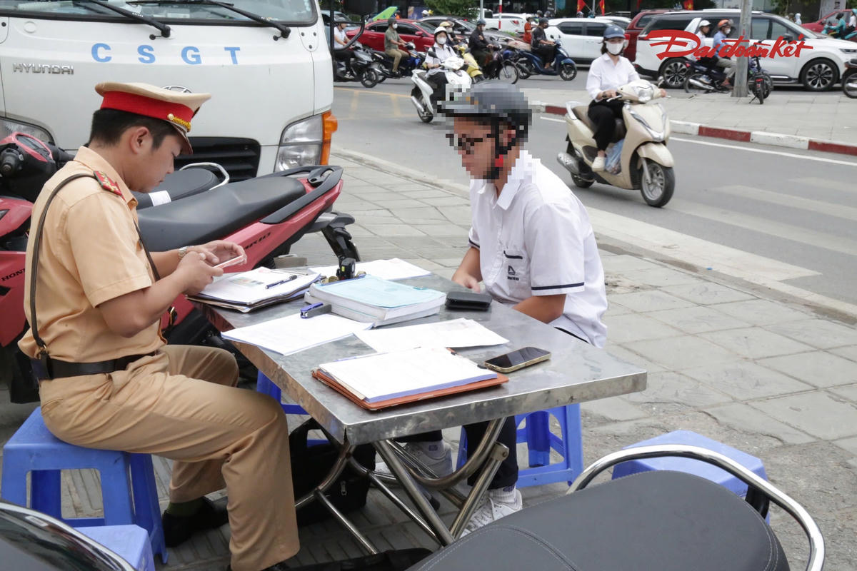Lực lượng chức năng Hà Nội kiểm tra, xử lý học sinh vi phạm các quy định về trật tự, an toàn giao thông.