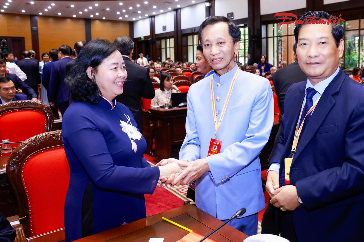 Chủ tịch Bùi Thị Minh Hoài gặp gỡ các đại biểu tham dự Đại hội.