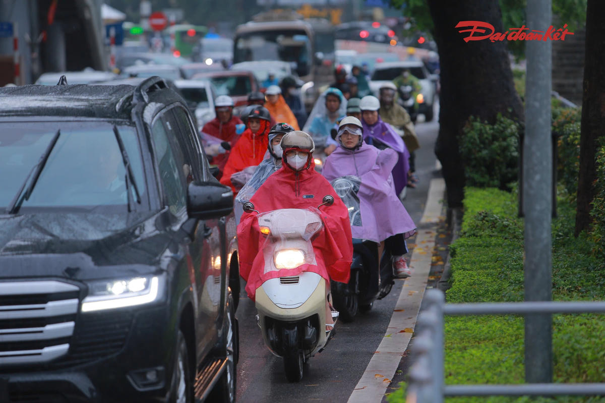 Anh Tạ Hải, người thường xuyên đi qua khu vực này cho biết, khá bất ngờ khi chứng kiến nhiều ô tô, xe máy cùng lưu thông trong làn BRT.