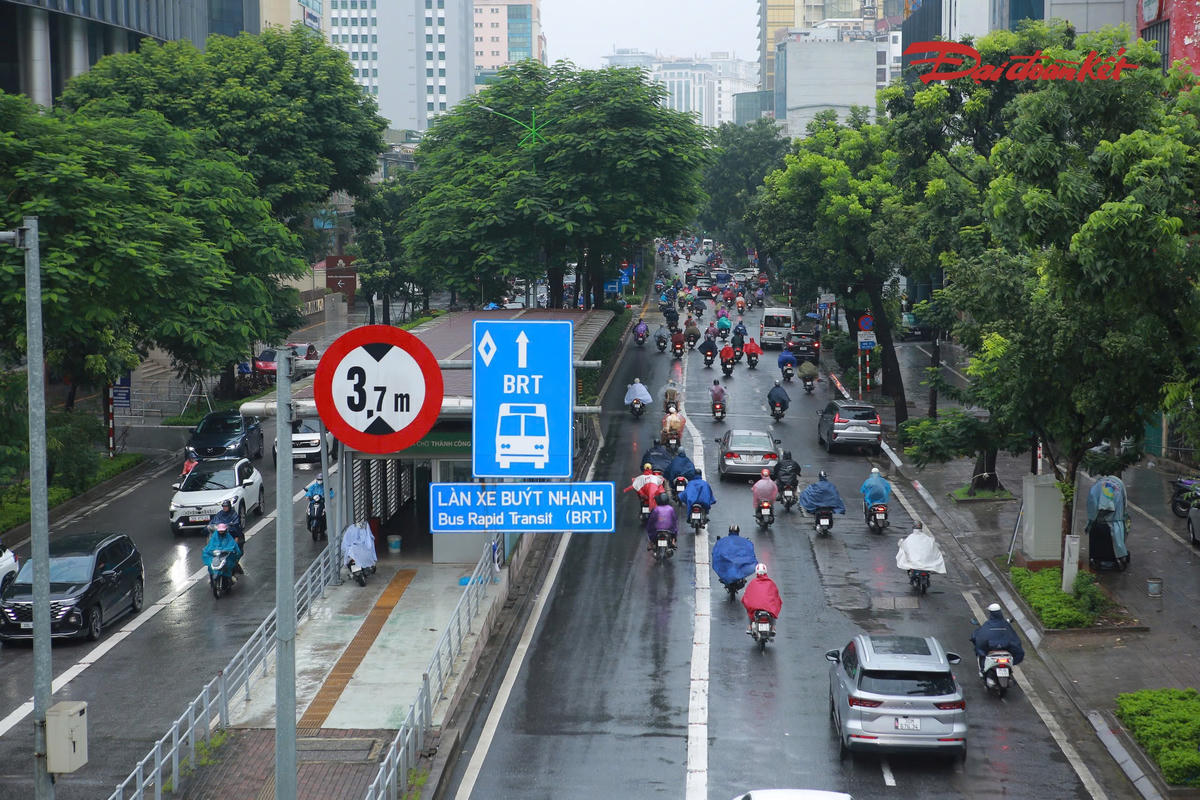 Sau khi phương án tổ chức giao thông được điều chỉnh, một số người điều khiển phương tiện vẫn chưa nắm rõ quy định mới nên tiếp tục di chuyển theo thói quen trước đây, chưa chủ động sử dụng làn BRT.