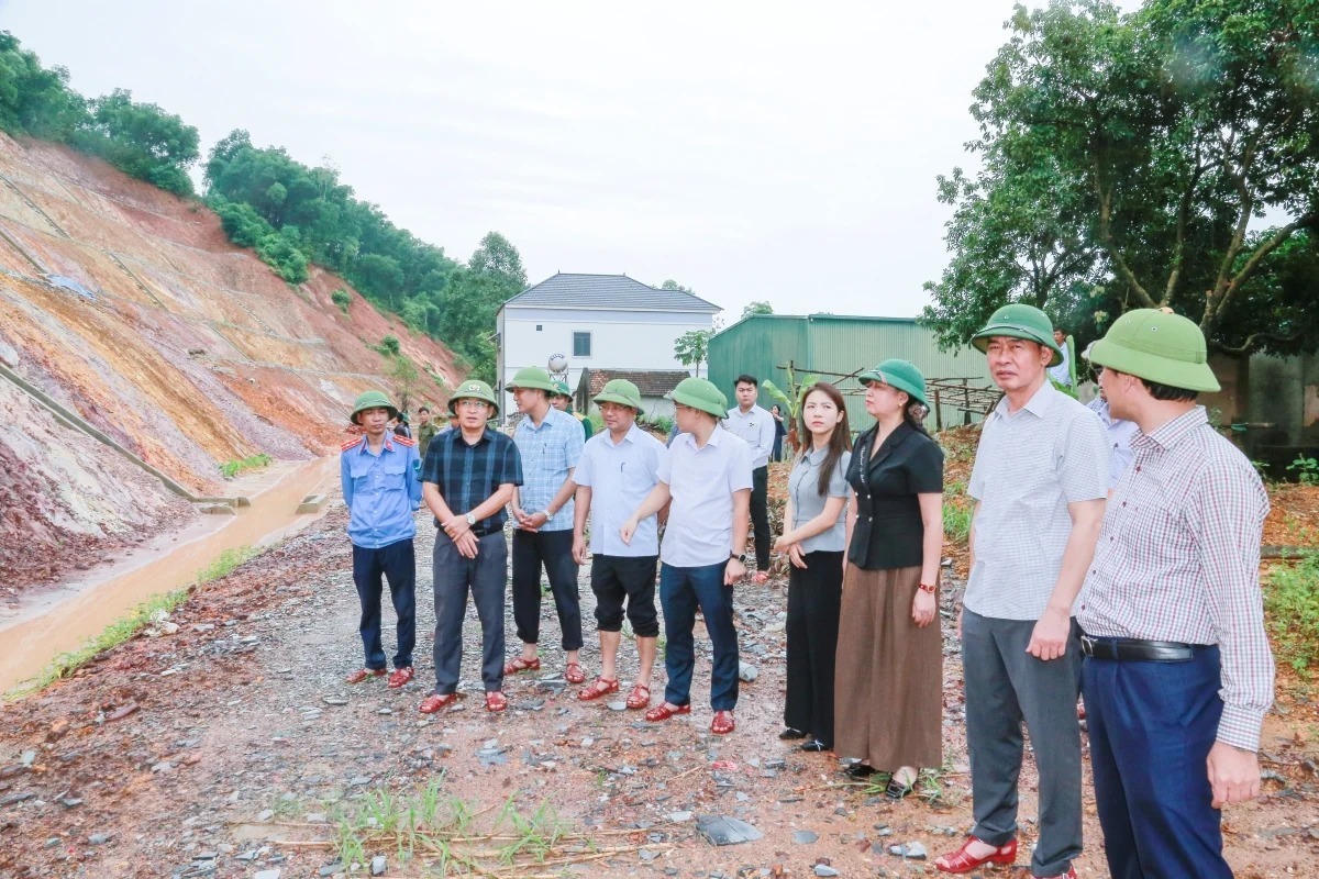 Phó Bí thư Tỉnh ủy, Chủ tịch Ủy ban MTTQ Việt Nam tỉnh Trịnh Tuấn Sinh kiểm tra dự án chống sạt lở tại xã Kim Tân. Ảnh: Lê Hợi