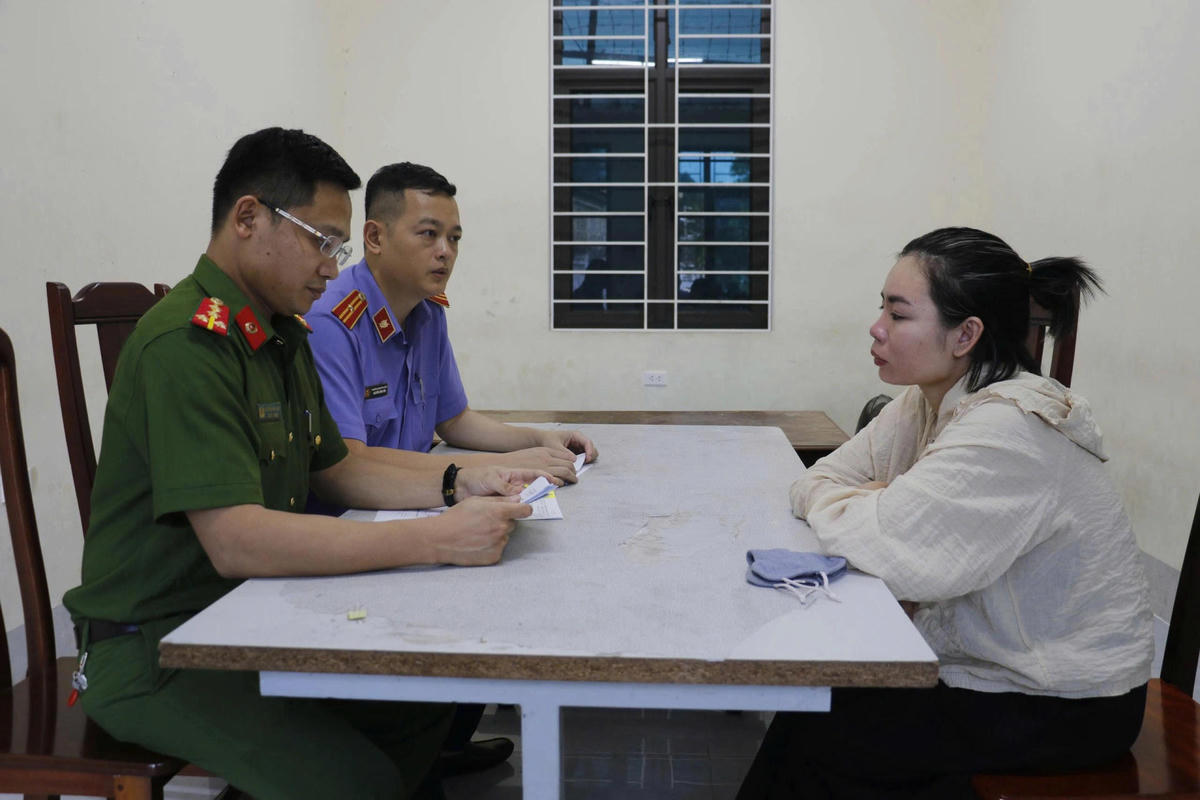 Cơ quan chức năng lấy lời khai đối tượng Võ Thị Ngân. Ảnh: Công an tỉnh Nghệ An