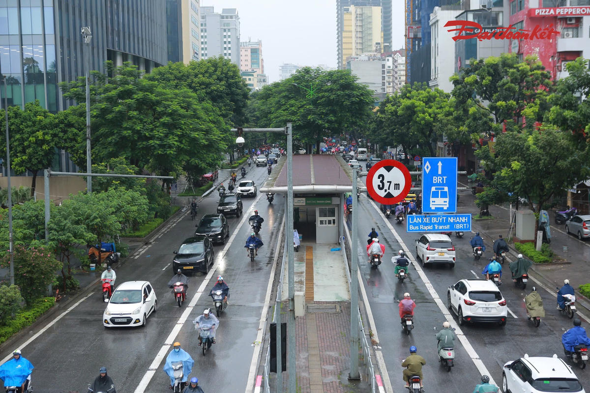 Trong khi đó, anh Quang làm việc tại một công ty trên đường Giảng Võ cho rằng, việc mở thêm làn lưu thông giúp việc di chuyển qua khu vực thuận lợi hơn.