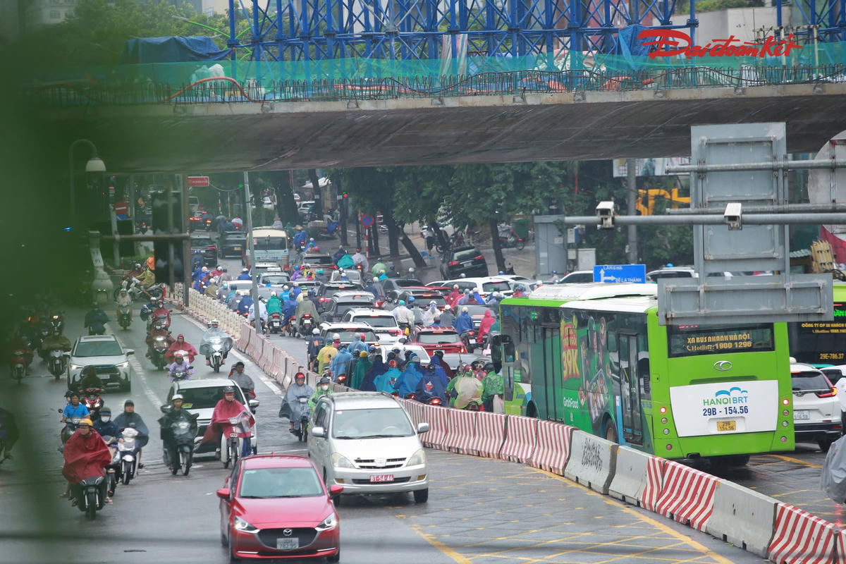 Theo ghi nhận của PV Báo Đại đoàn kết ngày 16/9, lượng phương tiện qua khu vực nút giao Láng Hạ - Giảng Võ khá đông vào giờ cao điểm.