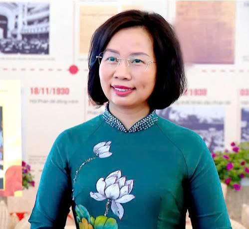 Bà Bùi Huyền Mai.