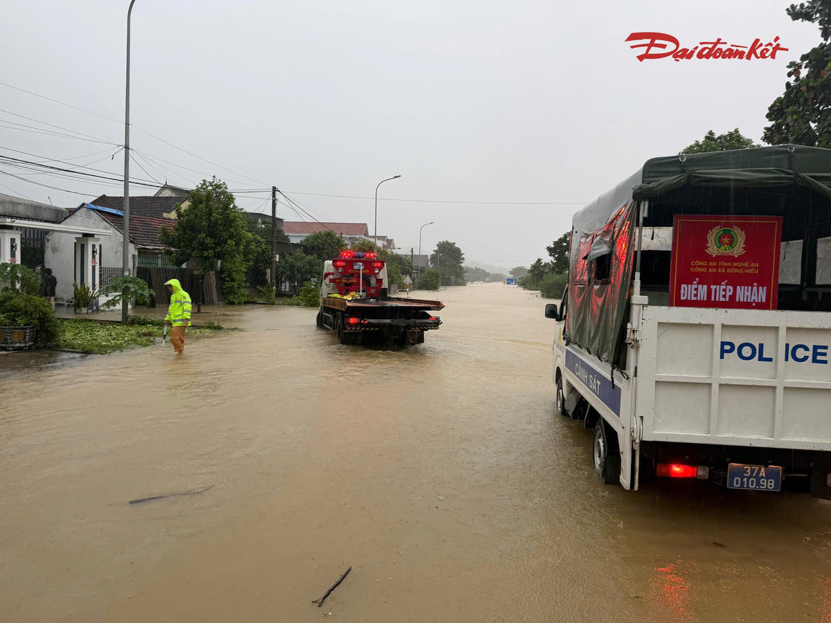 Quốc lộ 48 đoạn qua xóm Thuận Thành, xã Đông Hiếu chìm trong nước. Lực lượng chức năng bố trí người cảnh báo, hạn chế phương tiện đi qua khu vực nguy hiểm.
