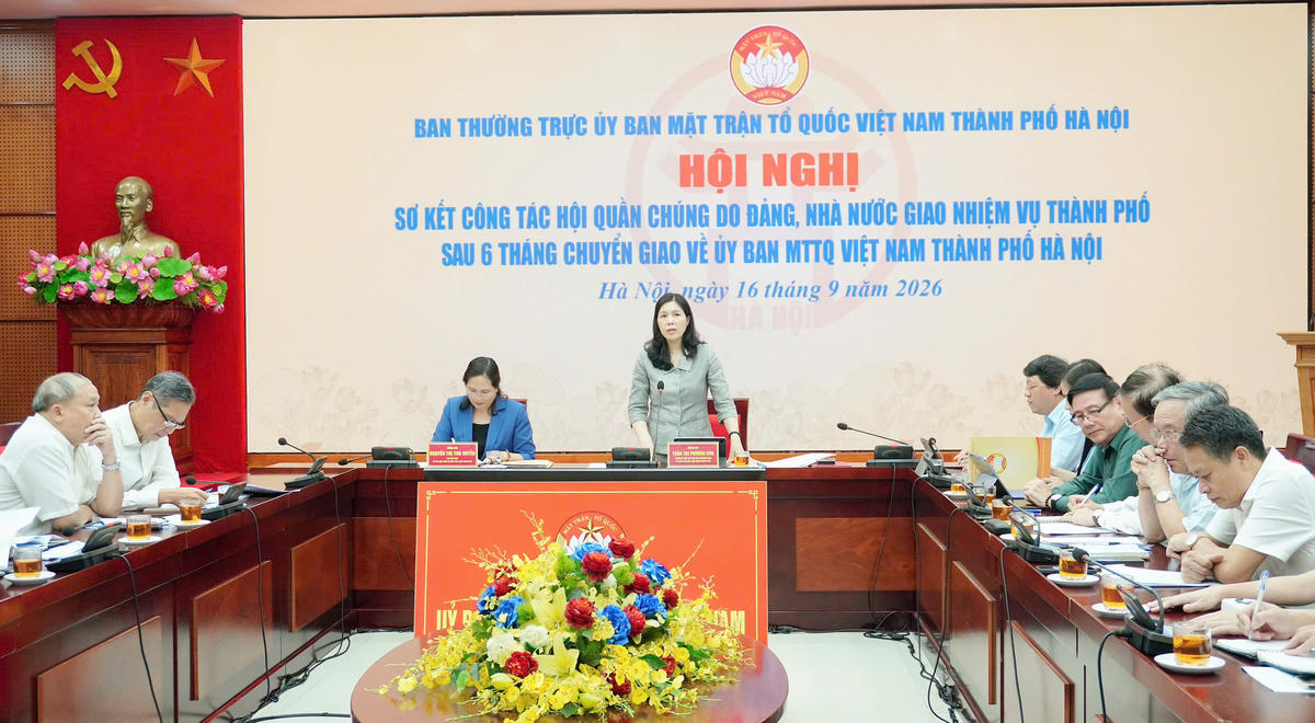 Phó Chủ tịch Thường trực Ủy ban MTTQ Việt Nam thành phố Hà Nội Trần Thị Phương Hoa phát biểu tại hội nghị. Ảnh: PV