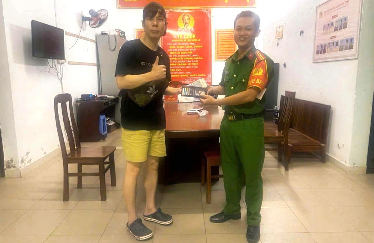 Du khách Hàn Quốc xúc động khi được hỗ trợ nhận lại tài sản