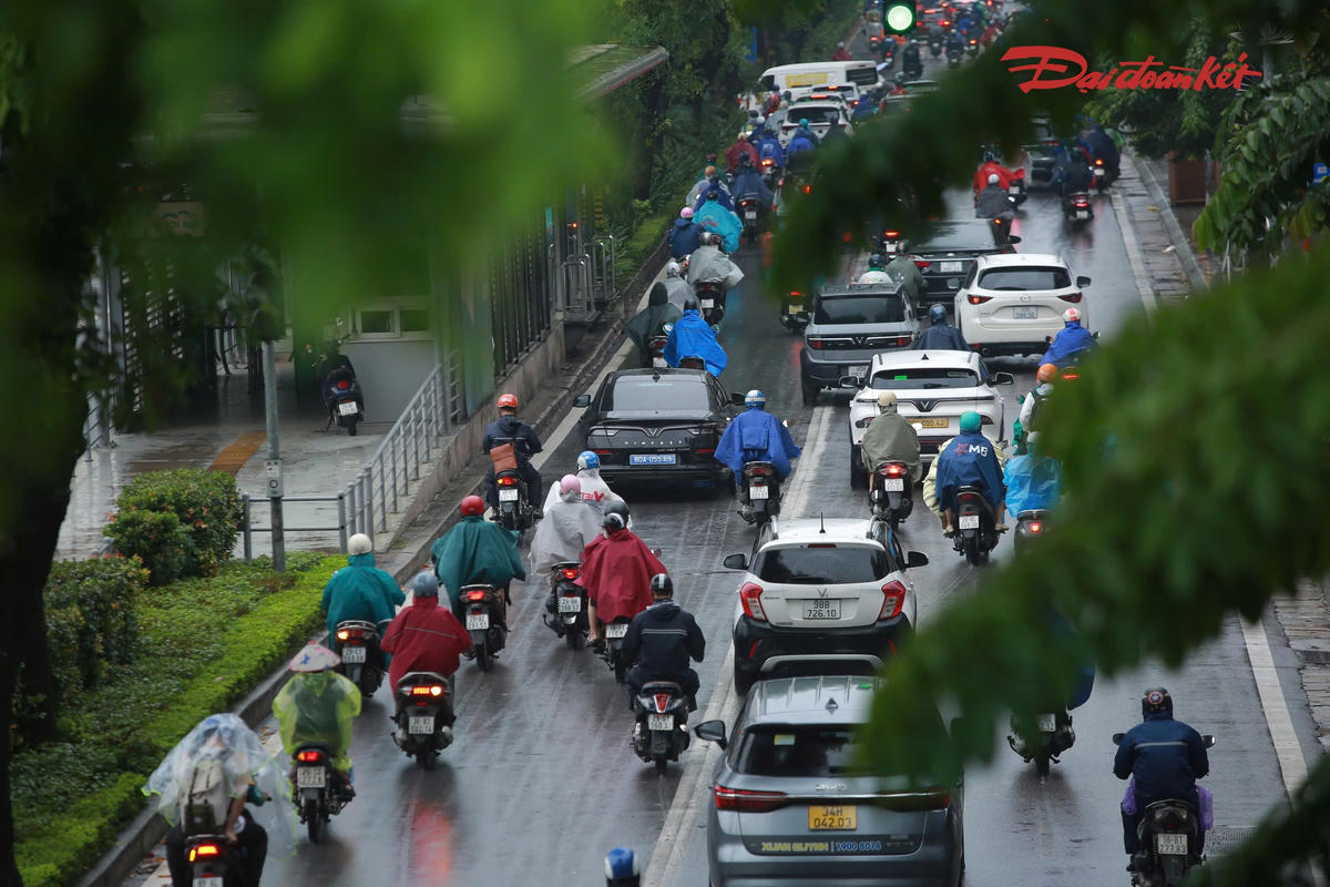 “Tôi khá bất ngờ khi thấy các phương tiện cùng đi vào làn này, bởi tuyến đường có nhiều camera AI, nếu đi sai làn có thể bị xử phạt. Sau khi tìm hiểu thông tin trên báo chí, tôi mới biết phương án tổ chức giao thông đã được điều chỉnh, cho phép các phương tiện lưu thông vào làn BRT tại khu vực này”, anh Hải Nói.
