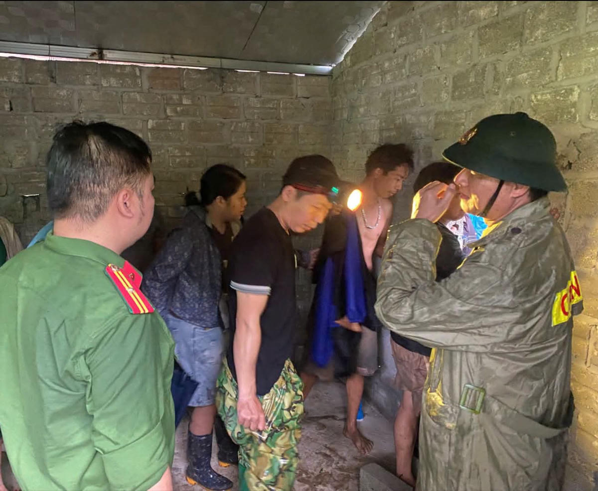Giải cứu thành công 3 công dân bị mắc kẹt trong hang. Ảnh: Công an tỉnh Phú Thọ.