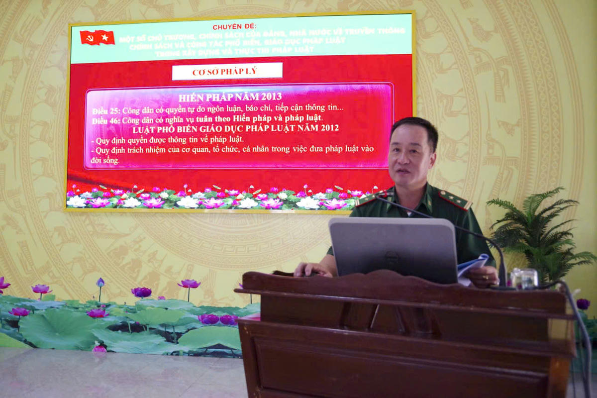 Trung tá Lê Quân Tùng, Chính trị viên phó Đồn Biên phòng Ia Rvê báo cáo Chuyên đề về bảo vệ chủ quyền lãnh thổ, an ninh biên giới quốc gia. Ảnh: Ngọc Lân.