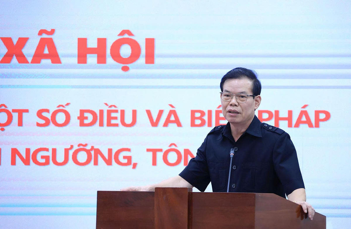 Ông Triệu Tài Vinh, Phó Bí thư Đảng ủy MTTQ, các đoàn thể Trung ương phát biểu tại hội nghị phản biện. Ảnh: PV