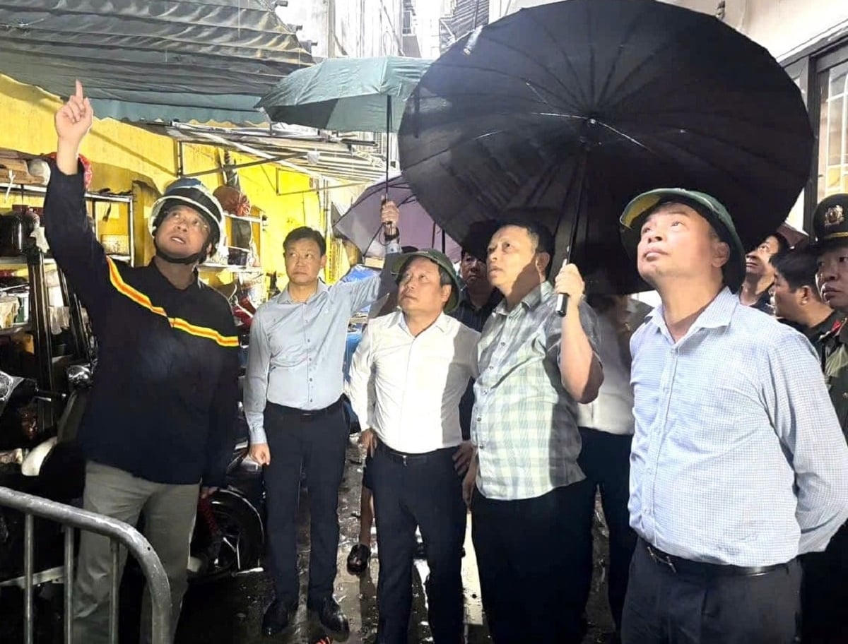 Chủ tịch UBND TP Hà Nội Vũ Đại Thắng trực tiếp có mặt tại hiện trường chỉ huy công tác chữa cháy, cứu nạn cứu hộ và khắc phục hậu quả vụ cháy.