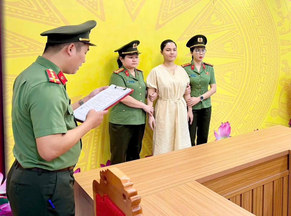 Cơ quan điều tra thực hiện các biện pháp tố tụng đối với Vũ Thị Dung. Ảnh: Công an tỉnh Tuyên Quang.